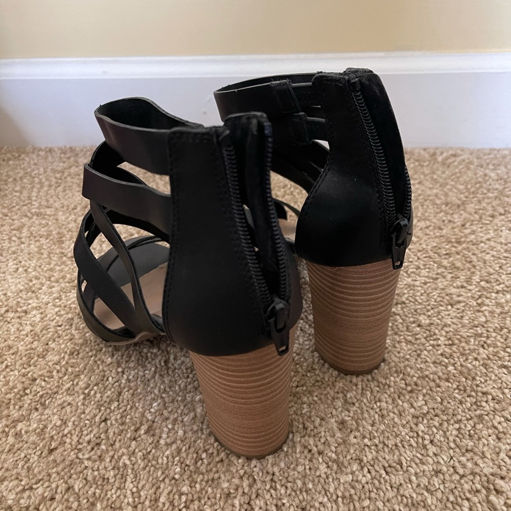 Universal Thread Strappy Sandal - image 4